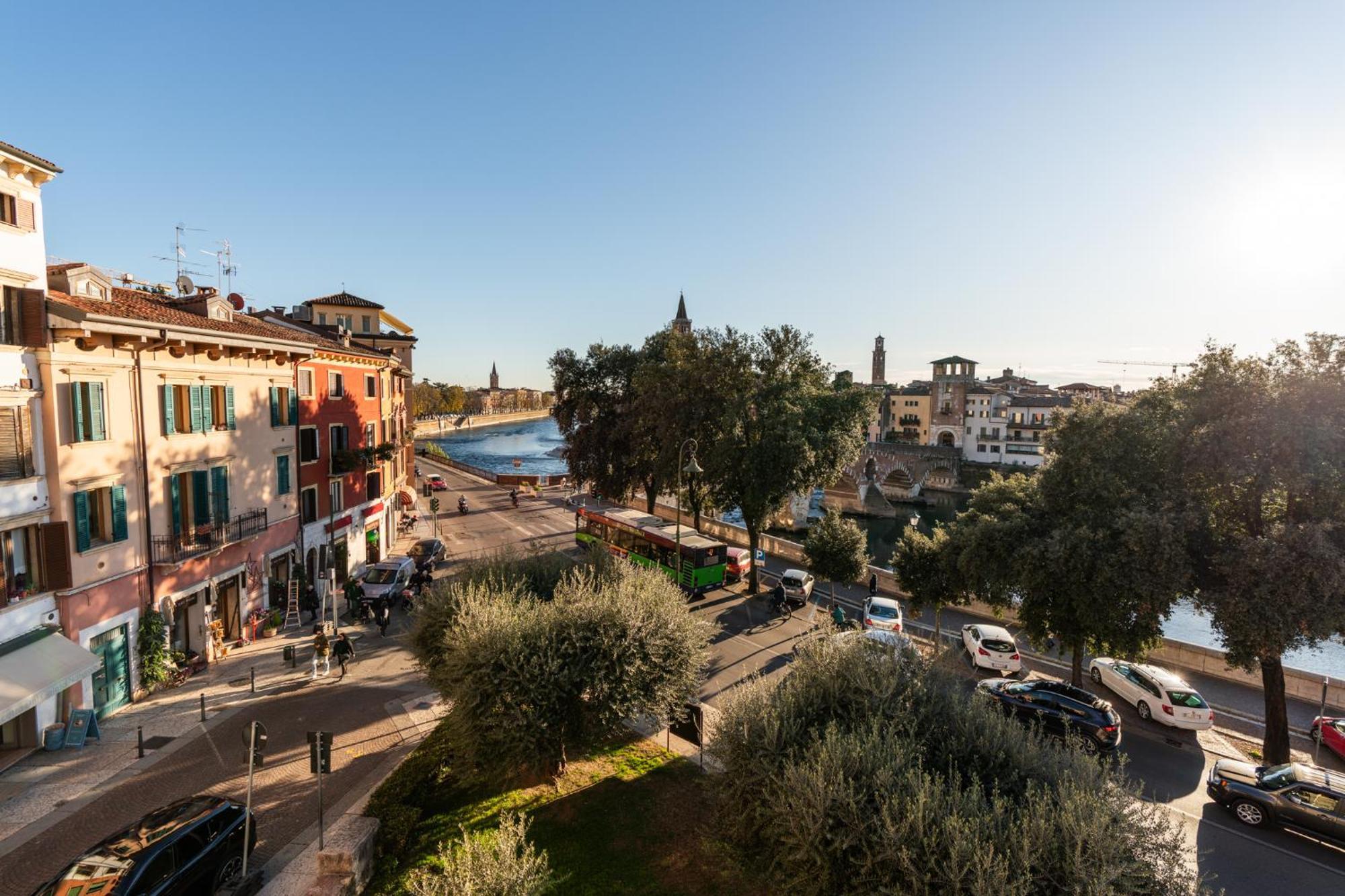 La Finestra Sul Ponte By Postcardsfrom Bed & Breakfast Verona Exterior foto