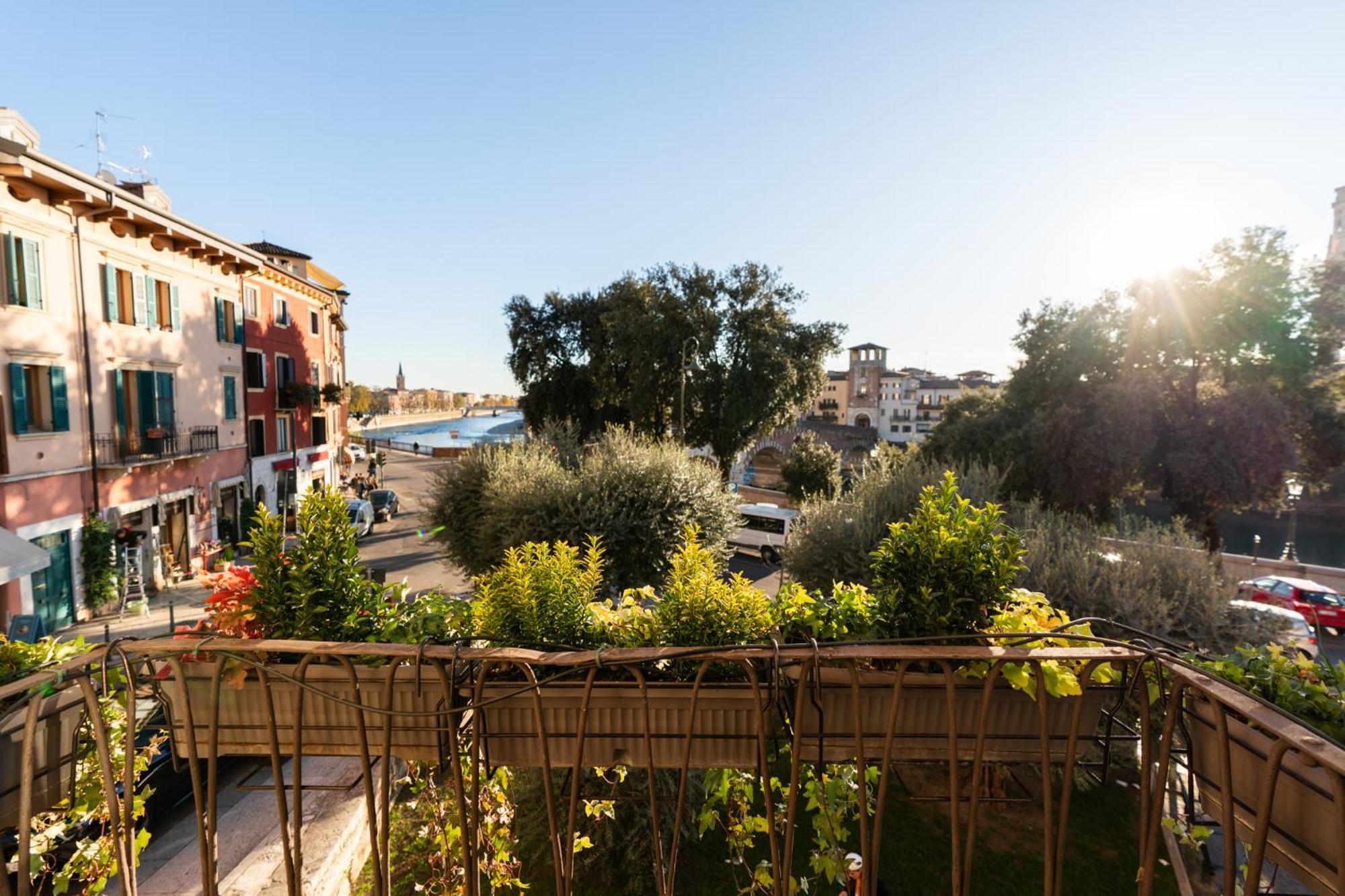 La Finestra Sul Ponte By Postcardsfrom Bed & Breakfast Verona Exterior foto