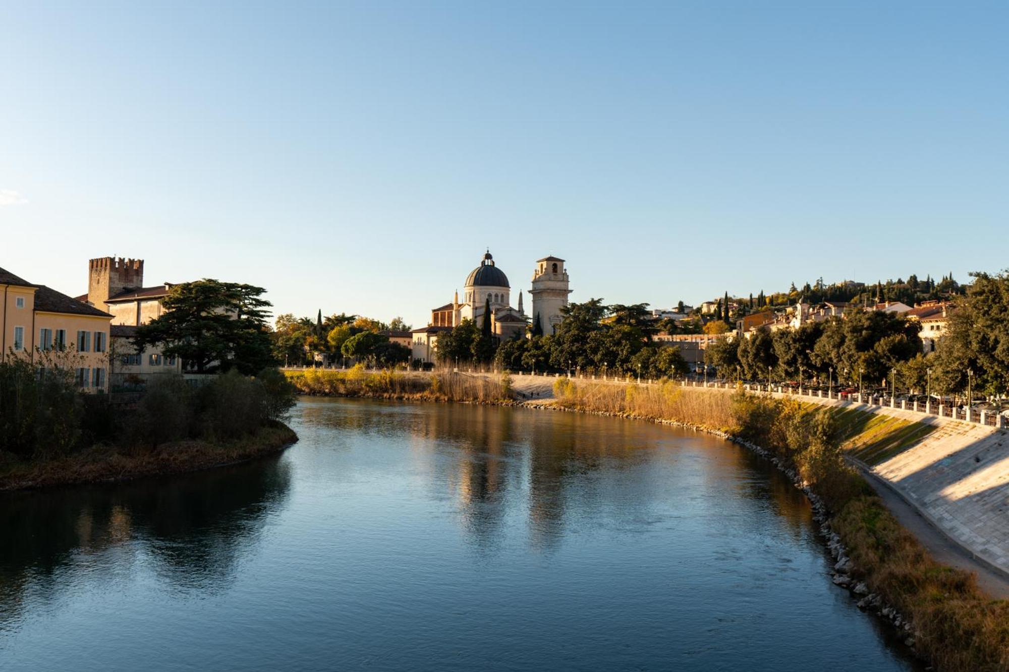 La Finestra Sul Ponte By Postcardsfrom Bed & Breakfast Verona Exterior foto